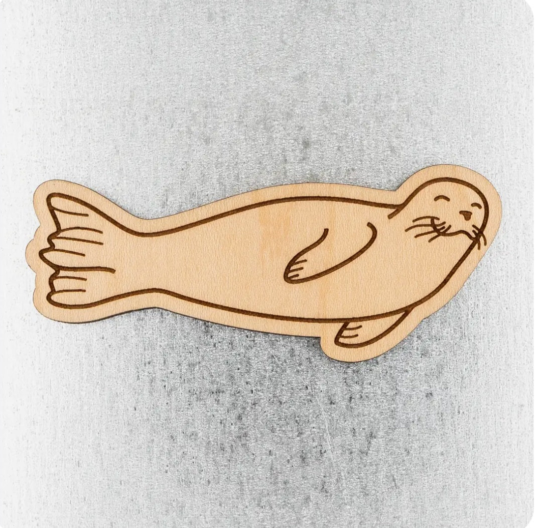 Wood seal magnet with outlined face and flippers